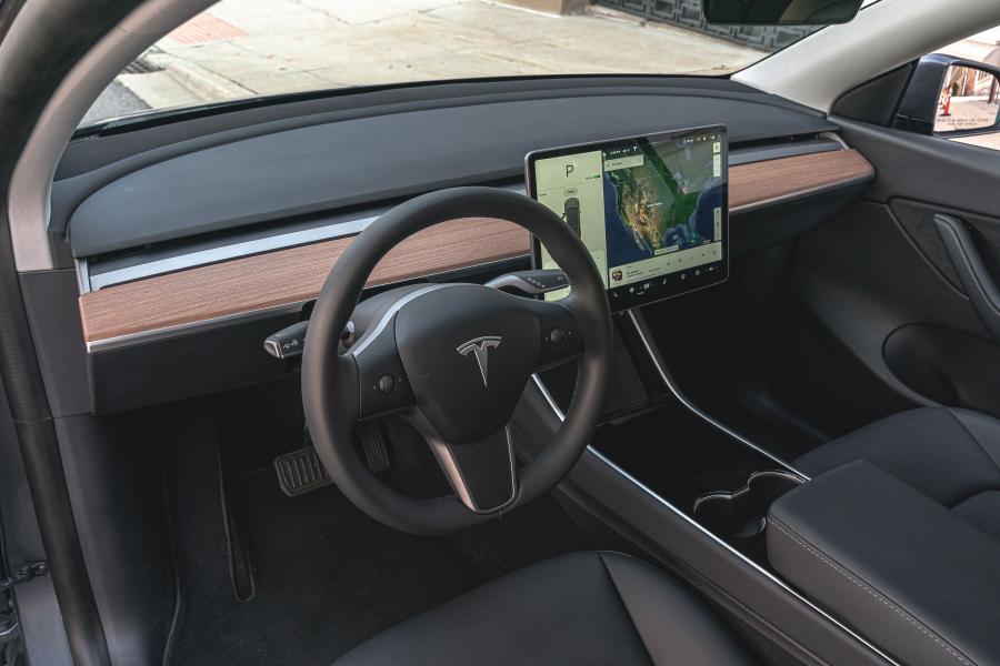 Торпедо Tesla Model Y Long Range 2020 года  (NA) (фото 16 из 28)